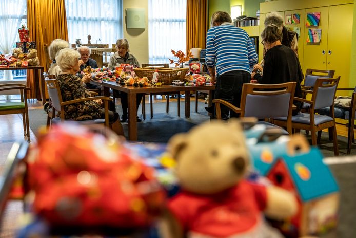 Ouderen van dagcentrum Wissehaege pakken cadeautjes in voor Veldhovense kinderen.