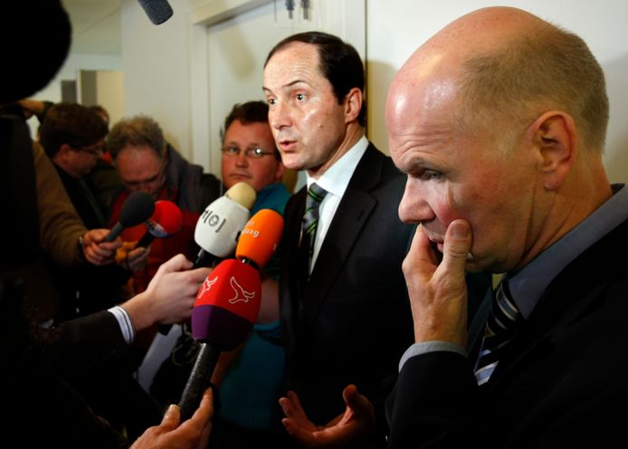 Ernest Louwes (r), veroordeeld in de Deventer moordzaak, na uitspraak van de Hoge Raad in 2008.