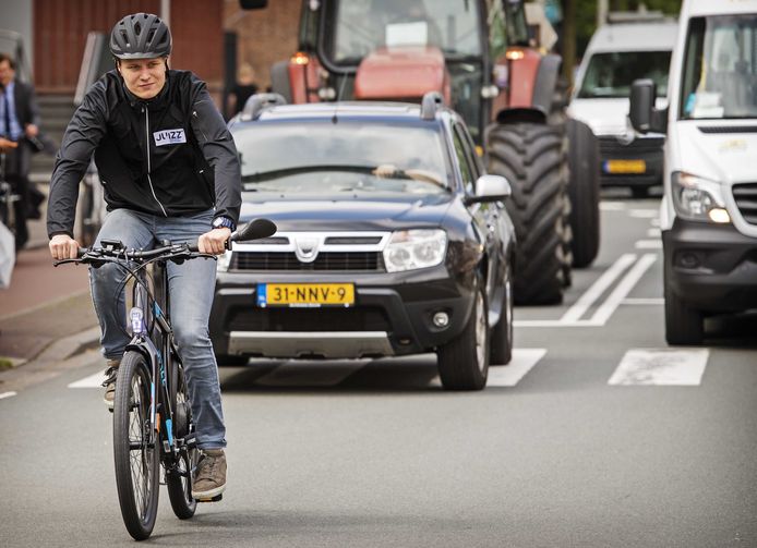 Steeds meer mensen bewegen zich per e-bike door het verkeer.
