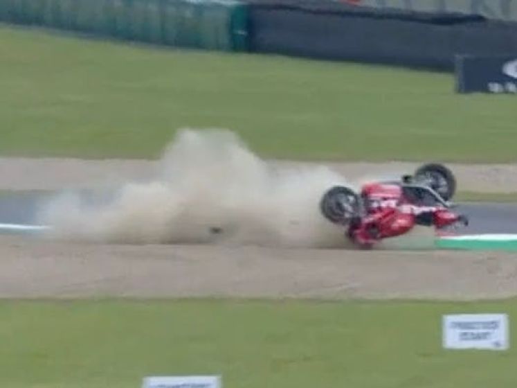 Heftige crash bij MotoGP: weinig over van voertuig