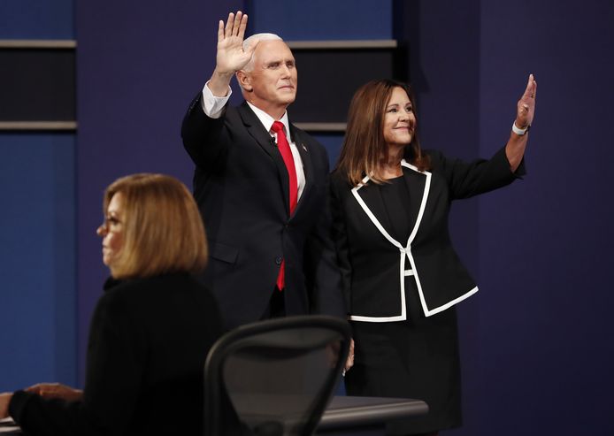 Mike Pence en zijn echtgenote Karen Pence - zónder mondkapje - na het debat.