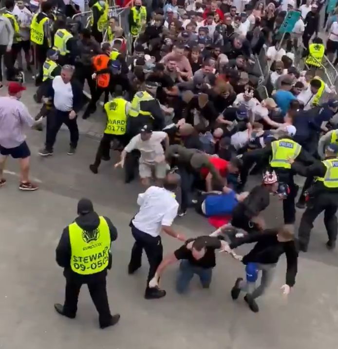 Des supporters sans tickets tentent de forcer l'entrée de Wembley: l'une des images fortes de l'avant-finale de l'Euro.