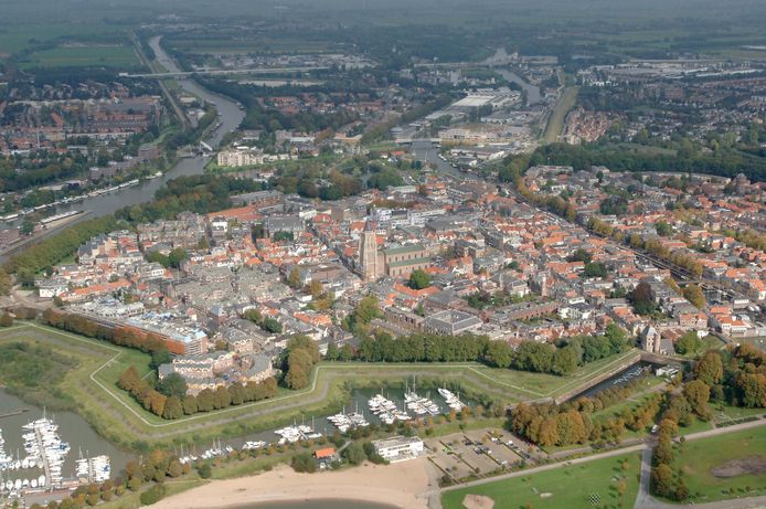 ,,Gorinchem is an ancient and very beautiful town’’, aldus Bob Buckley van The Dutch Way of Life. Oftewel: ‘Gorinchem is een oude en erg mooie stad’.
