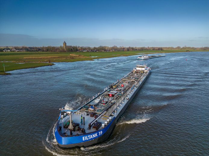 Binnenvaartschepen mogen hun tanks nog ontgassen op rivieren, zoals de IJssel. Vanwege de schadelijkheid is een voorwaarde dat het niet mag bij dorpen, zoals Zalk.