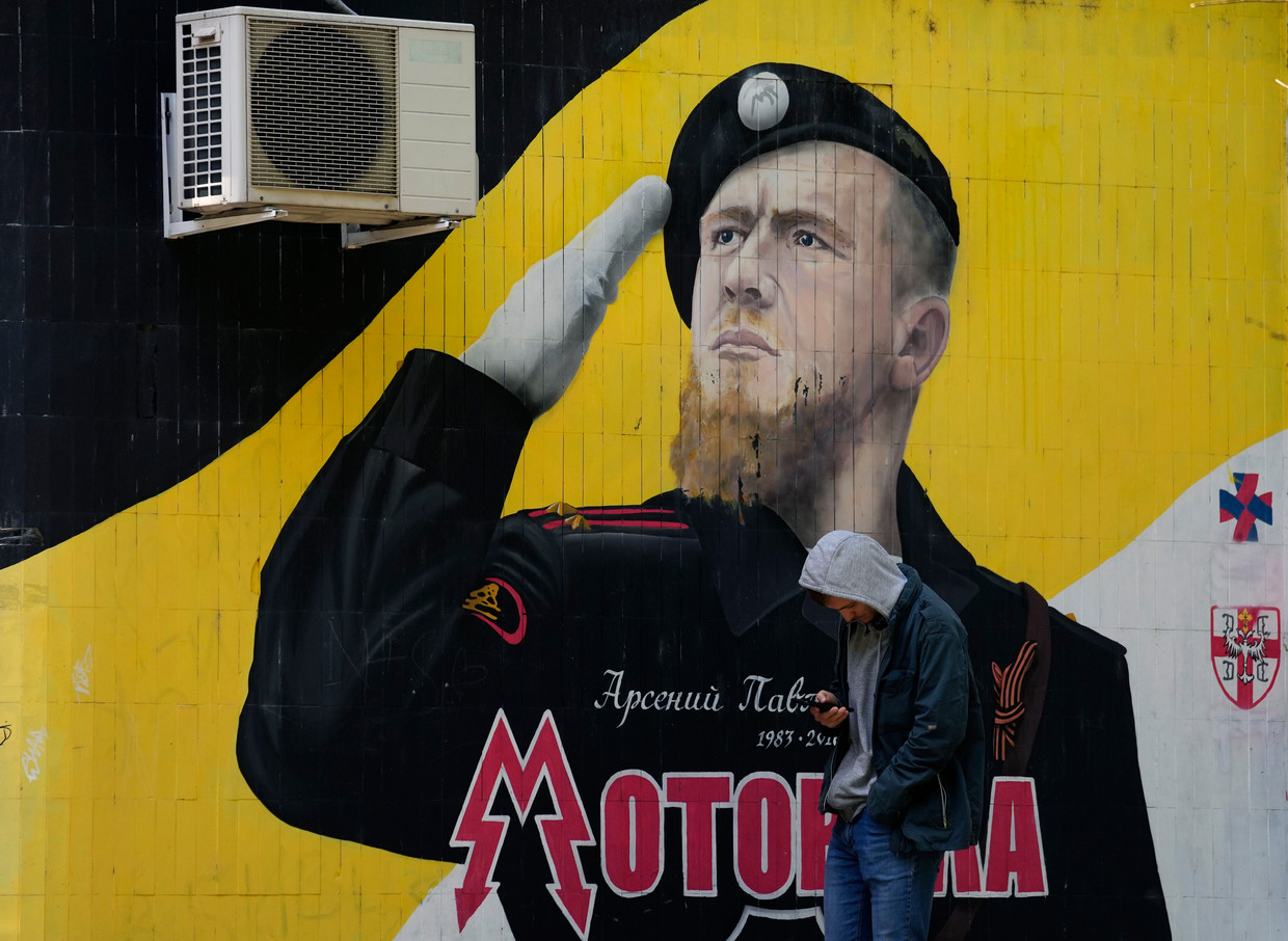 Een muurschildering in de Servische hoofdstad Belgrado met een portret van een gesneuvelde pro-Russische separatistenleider in Oekraïne. Veel Serviërs voelen grote historische, politieke en culture verwantschap met Rusland. Beeld AP