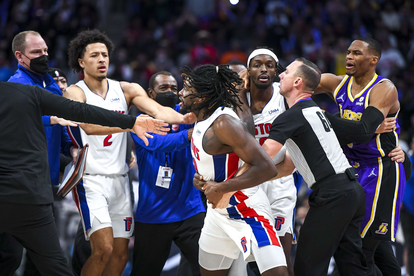 Isaiah Stewart is woedend nadat hij is geslagen door LeBron James. Beide spelers werden weggestuurd.