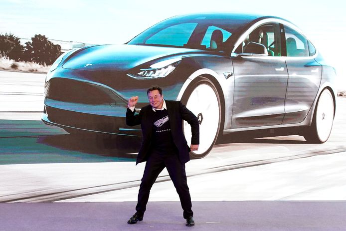 Tesla-CEO Elon Musk doet een dansje
