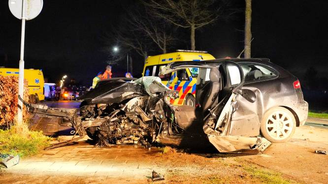 Auto knalt tegen boom in Ulicoten: bestuurder zwaargewond, politie onderzoekt mogelijke straatrace