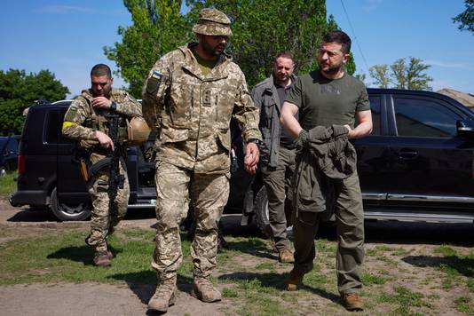 President Zelensky (rechts) tijdens een bezoek aan het front rond Zaporizja. (05/06/22)