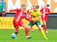 Wieke Kaptein (links) in actie tegen Fortuna Sittard.