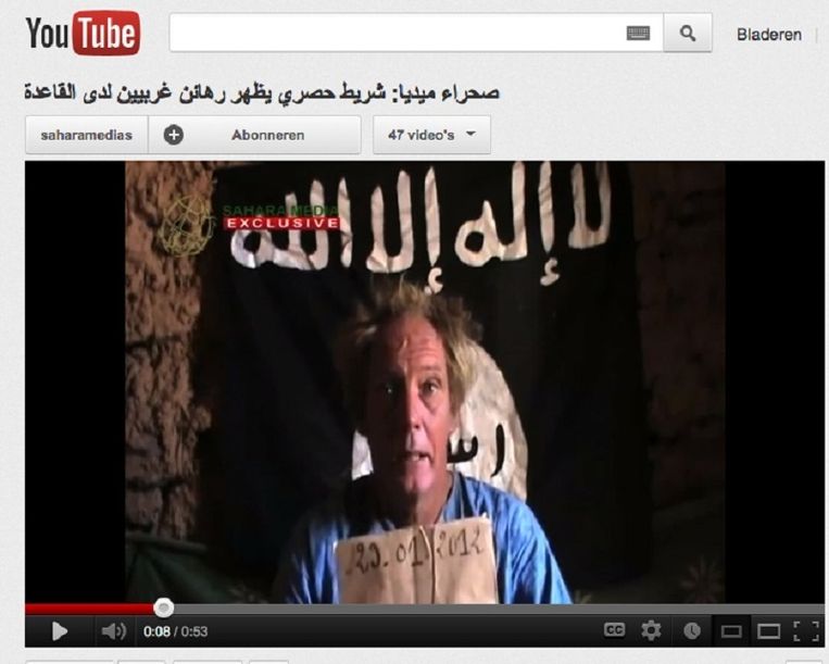 Screenshot van de website YouTube waarop Sjaak Rijke te zien is. De Nederlander werd in november ontvoerd in de stad Timboektoe in Mali. Hij lijkt in een soort hut van klei te zitten en heeft een brief waar 29-01-2012 op staat. Beeld YouTube
