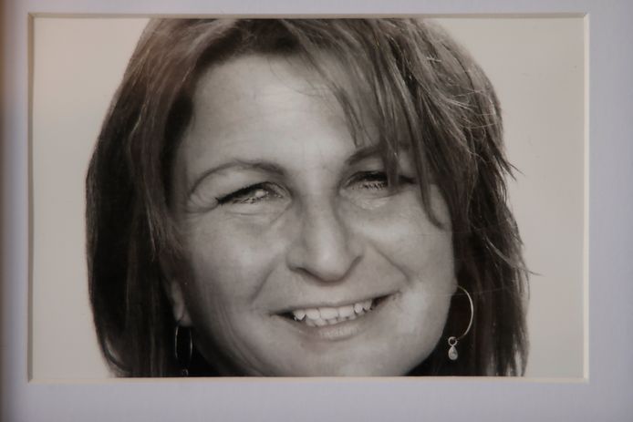 Rita van de Vooren-Koenders werd 52 jaar oud. Ze overleed aan de gevolgen van deze vleesetende bacterie in de armen van haar zoon Robin.