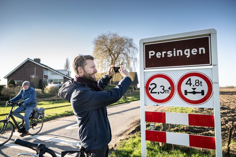Bram Witvliet bij het plaatsnaambord Persingen. ‘Bijzonder omdat het een van de weinige bruine borden is in Nederland.’ Beeld Koen Verheijden