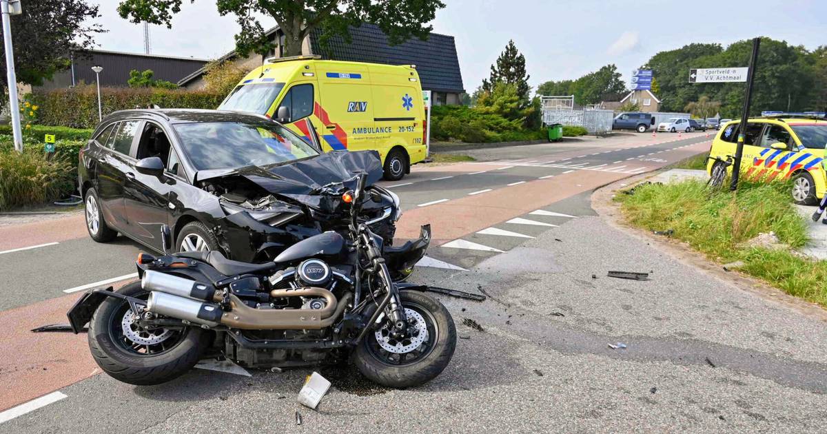 Motorrijdster zwaargewond bij botsing met auto in Achtmaal