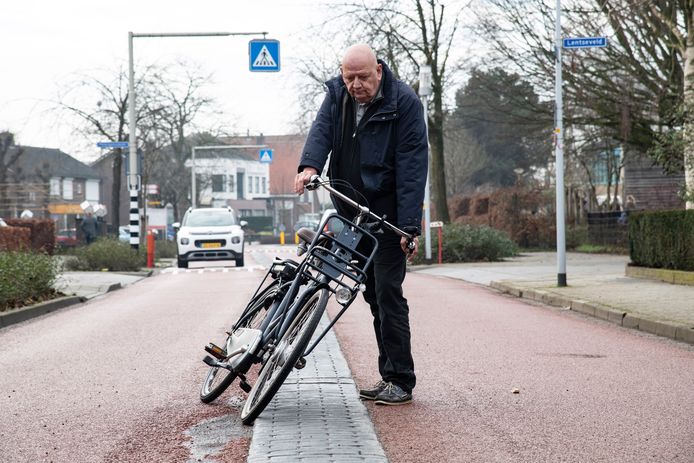 Stef de Grood is met de fiets hard gevallen in de Laauwikstraat in Lent. De Grood wilde fietsers inhalen en bij het passeren van de verhoogde rijbaanscheiding ging het mis. Het voorwiel bleef achter de hoge rand steken. De toplaag van het rode asfalt van de fieststraat is door met name vracht- en busverkeer danig beschadigd geraakt.