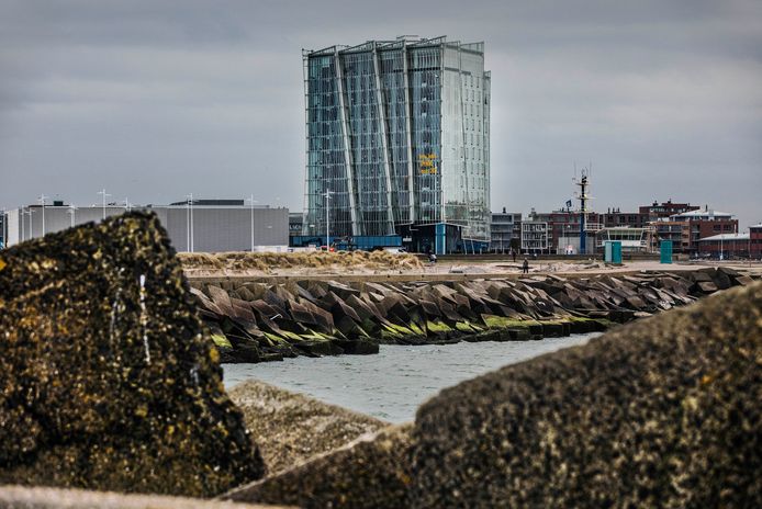 Het nieuwe hotel op het noordelijk havenhoofd.