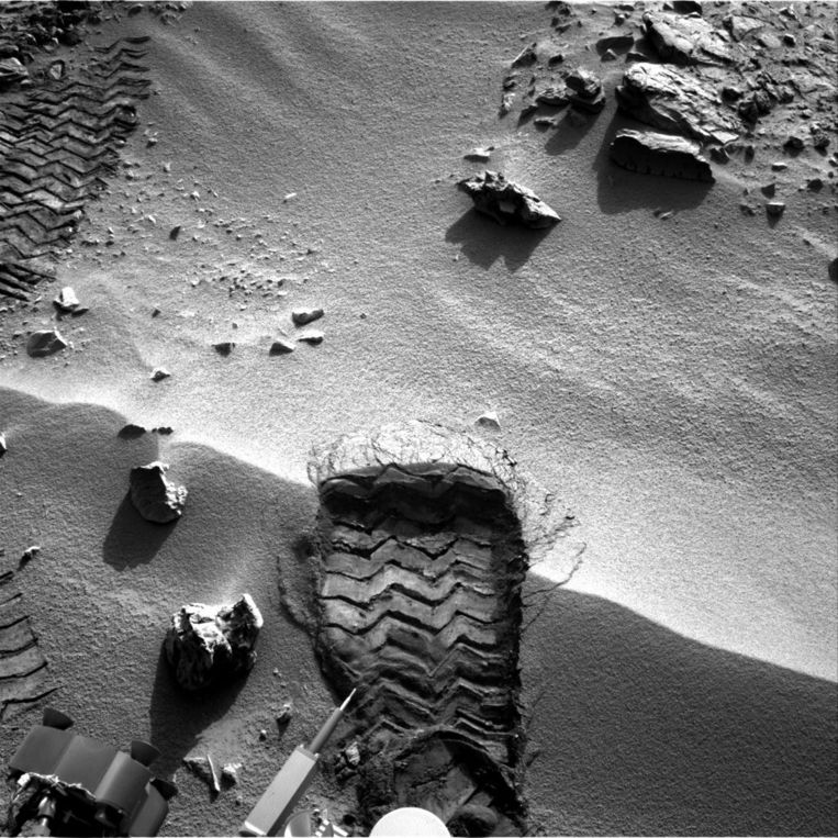 Een 'voetafdruk' van Curiosity in het Marszand. Beeld AFP