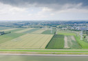 Het gebied waar Kapelle bedrijventerrein Smokkelhoek II wil laten verrijzen. Rechts is de ‘oude’ Smokkelhoek te zien. De locatie voor het zonnepark ligt in het hart van de foto, tegen Eversdijk en de A58 aan.