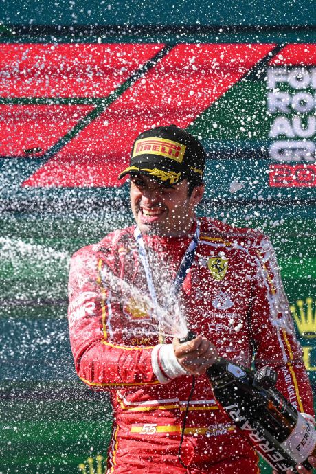 “Un nouveau rival pour Verstappen": la presse bluffée par Carlos Sainz et le “miracle” de Melbourne 