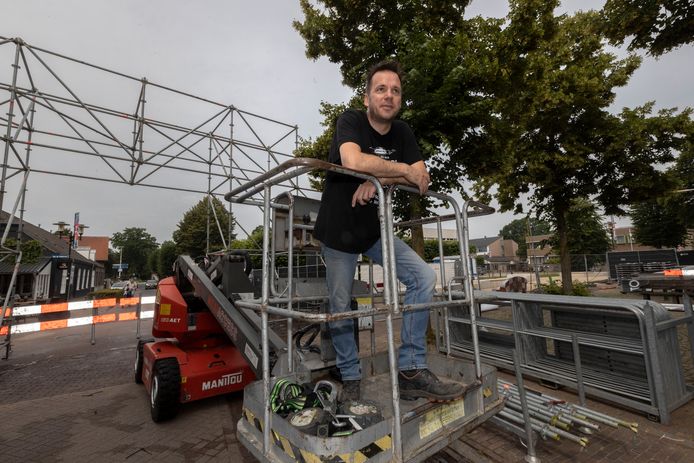 Vrijwilligers van Streetrock in Bakel breken in juli van het vorig jaar het festivalterrein al weer voordat het popfestival kon beginnen.