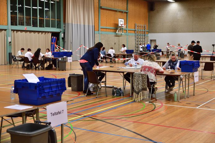 Het tellen van de stemmen op kandidaatniveau in sporthal Gageldonk.