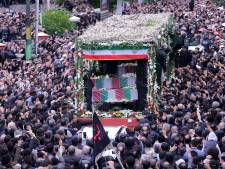 Straten lopen vol om laatste eer te bewijzen aan ultraconservatieve Iraanse president Raisi