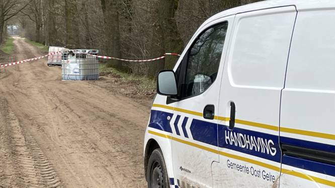 Vaten met vermoedelijk duizenden liters drugsafval in Vragender gedumpt: ‘Er hing een zoete chemische geur omheen’
