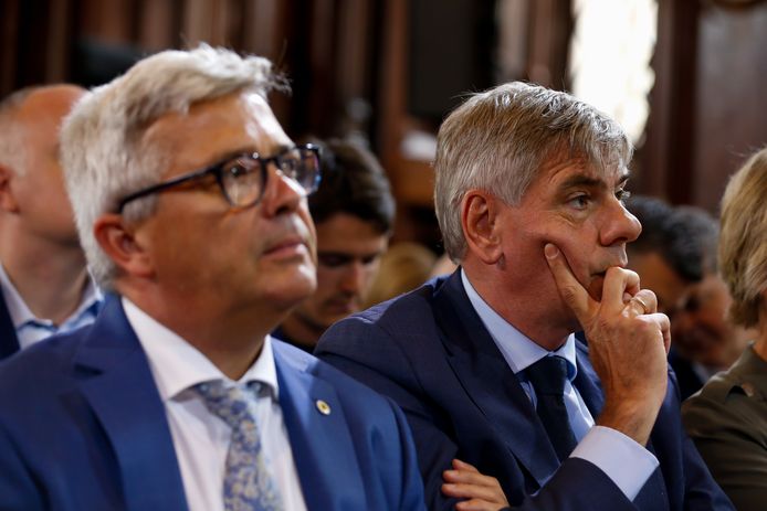 Voormalig parlementsvoorzitter Kris Van Dijck (N-VA) naast Filip Dewinter (Vlaams Belang) op de 11-juliviering in het Brusselse stadhuis donderdag.