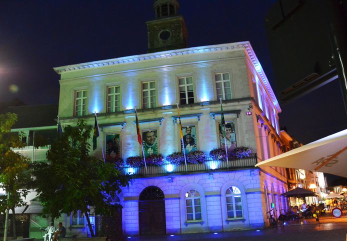 Het oud stadhuis van Ninove kleurt blauw om aandacht te vragen voor de slachtoffers van mensenhandel/