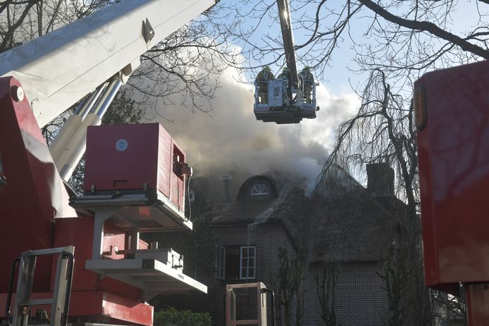 In een villa met een rieten dak in Wassenaar woedt momenteel in brand. De brandweer heeft groot opgeschaald om het vuur te doven.