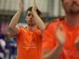 Een teleurgestelde Tim Nap (links) bedankt het DOS Westbroek-publiek voor de steun in Pijnacker. De korfballers waren dicht bij promotie naar de Korfbal League 2.