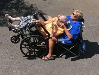 Foto van vrouw die samen met haar 93-jarige papa naar eclips kijkt, ontroert mensen wereldwijd