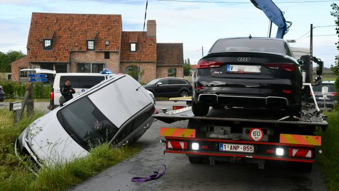 Flink wat schade na ongeval: één wagen belandt in de gracht