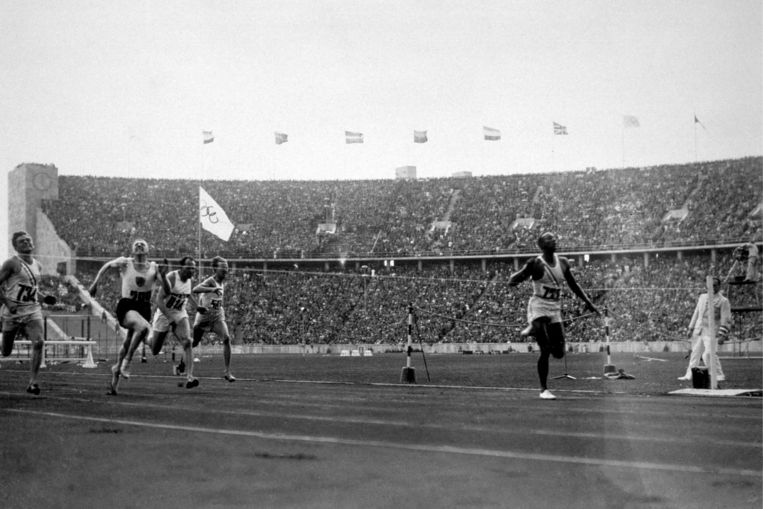 De Afro-Amerikaanse Jesse Owens won tot Hitlers chagrijn vier gouden medailles op de Olympische Spelen van 1936 in Berlijn.  Beeld Getty Images