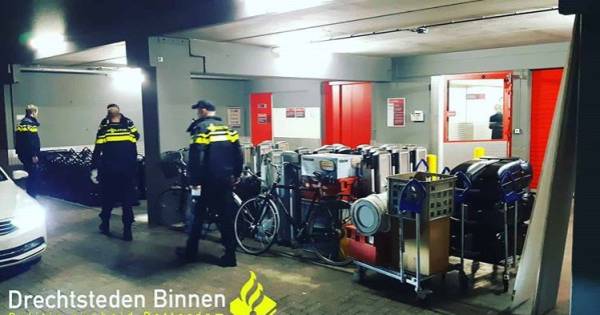 Politie treft gestolen zonnebanken en fietsen aan op Dordts bedrijventerrein.
