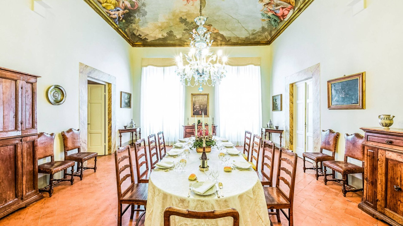 Dineren aan een eeuwenoude tafel en slapen in een pauselijke alkoof