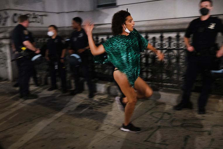 Een demonstrant tijdens een Black Lives Matter-protest in New York. Beeld Getty Images
