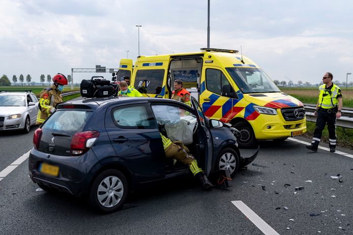 Ongeluk tussen twee auto's op de A27 bij Nieuwendijk richting Werkendam. De weg is inmiddels weer vrij.