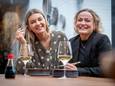 Femke van Orsouw (links) en Anne Aarts zijn blij met de mogelijkheid van sushibezorging in Luyksgestel.