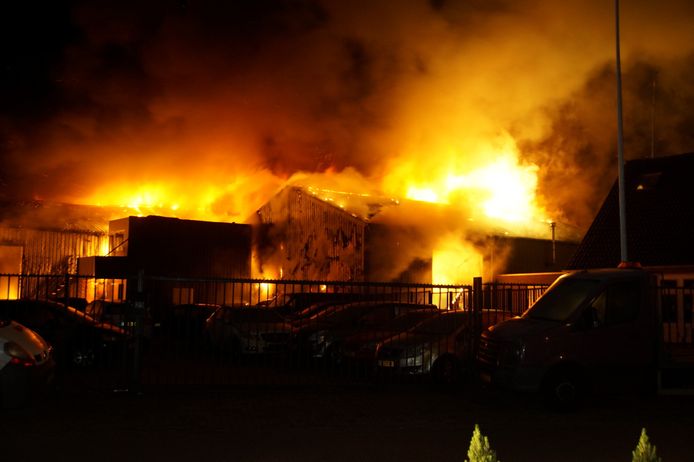 Hallen van autobedrijf in Drunen in lichterlaaie.