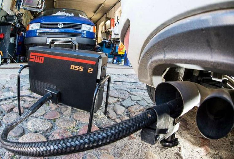 Met een speciaal apparaat wordt de uitstoot van een Volkswagen gemeten. Beeld epa