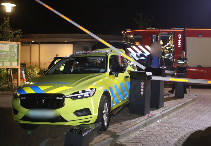 Een medewerker van een huisartsenpost is dinsdagavond gewond geraakt na een ongeval op een kampeerterrein in Lunteren.