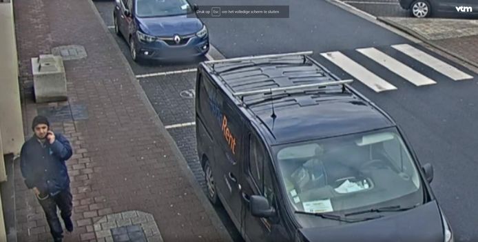 De man komt meermaals in beeld. Wie meer info heeft kan de politie verwittigen.