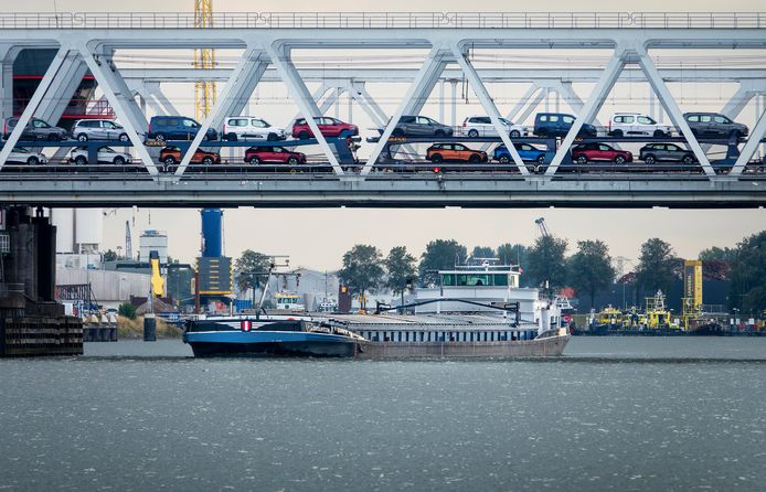 Binnenvaart speelt een grote rol in de Drechtsteden.