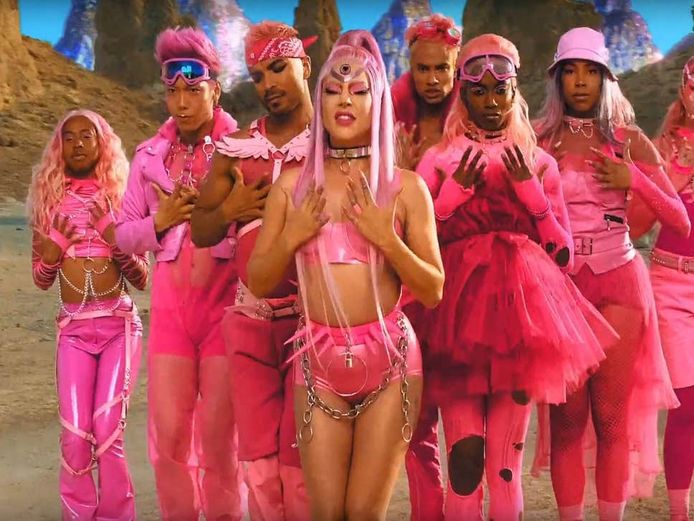 Bewijs Dronken worden Tegenstrijdigheid Dit zijn de hippe ontwerpers achter de outfits van Lady Gaga's 'Stupid  Love': 'Gaga gaf me de kracht om moedig en eerlijk te zijn' | Mode & Beauty  | hln.be