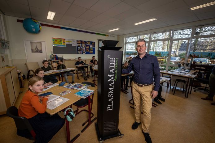 Directeur Lodewijk Verweij van de Maarten Lutherschool in Punthorst bij de luchtreiniger in groep acht.