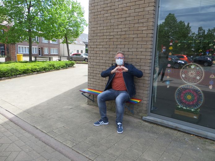 Schepen Bart Michiels op één van de vele gevelbankjes in Herentals en zijn deelgemeenten