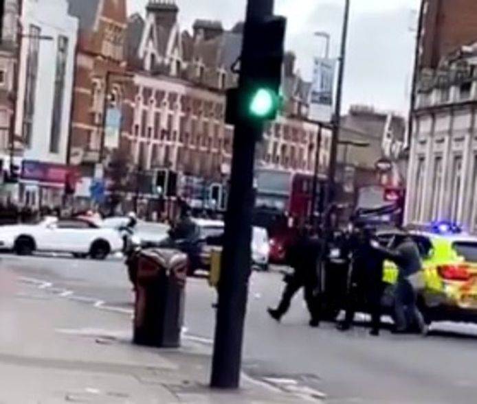 Des vidéos circulant sur les réseaux sociaux montrent des policiers armés entourant un homme étendu au sol sur Streatham High Road. Les forces de l’ordre reculent ensuite brusquement, et demandent aux témoins de la scène de reculer, alors que d’autres véhicules d’urgence arrivent sur les lieux.