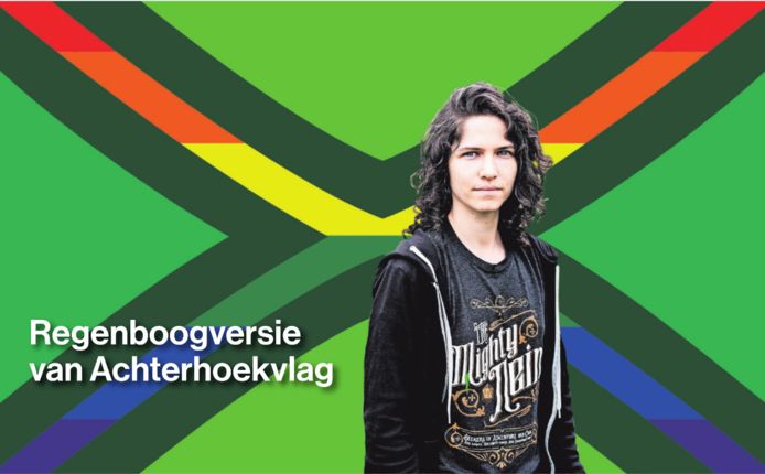 Thessa Banning voor de Achterhoekse regenboogvlag.