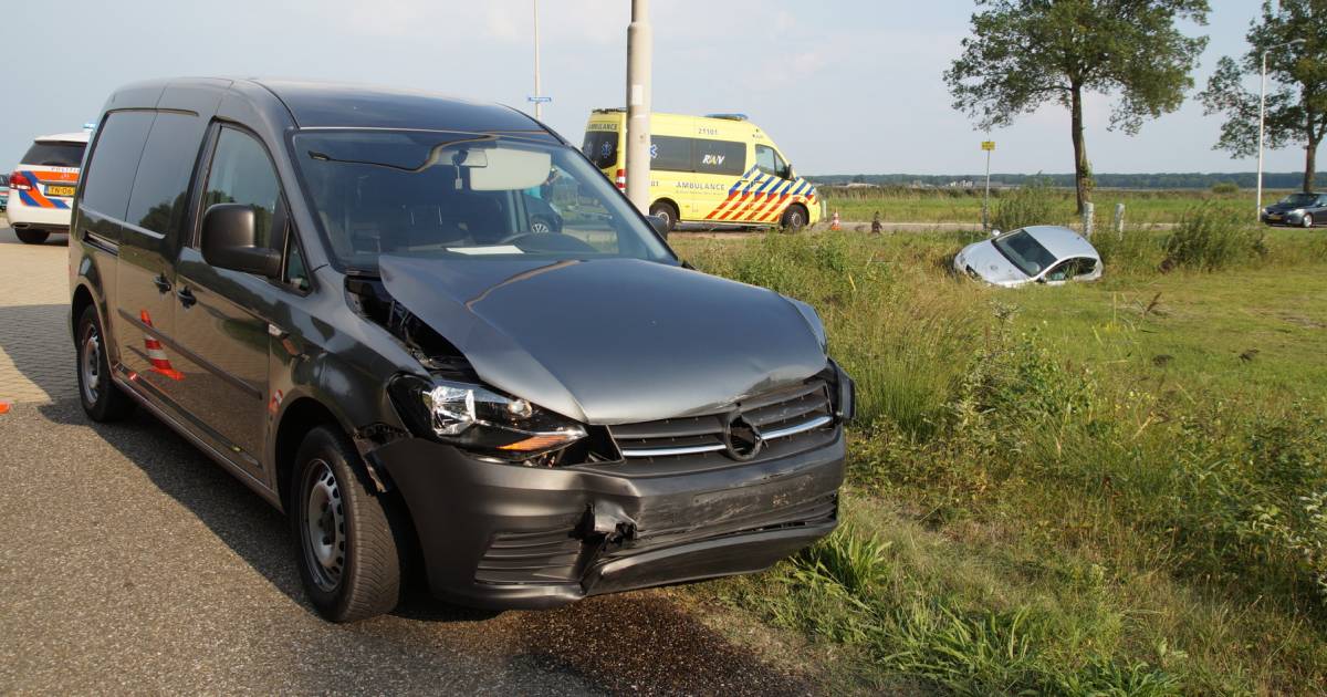 Twee lichtgewonden bij botsing in Vlijmen waarbij auto in sloot belandt.
